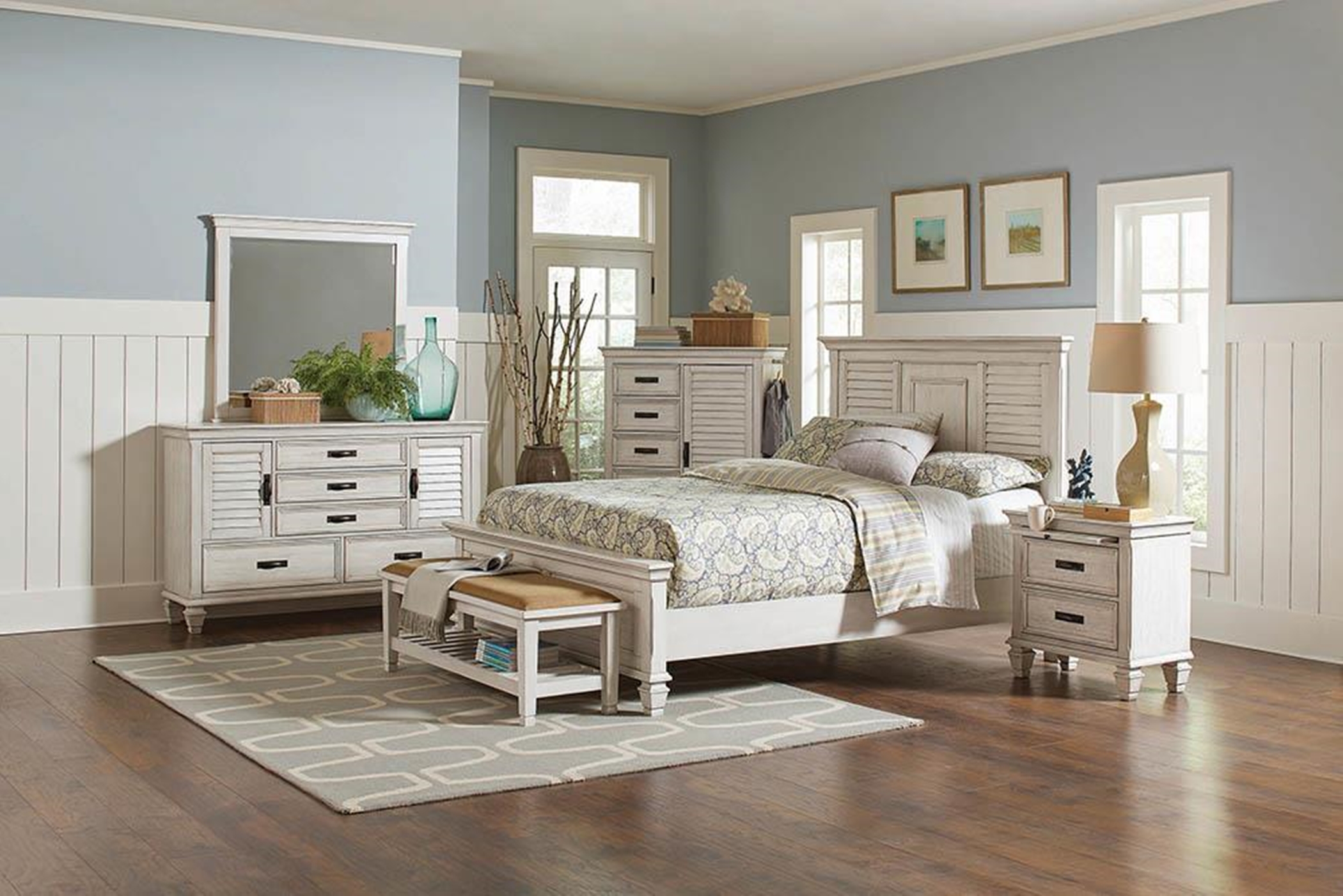Franco Antique White Queen Bed - Click Image to Close