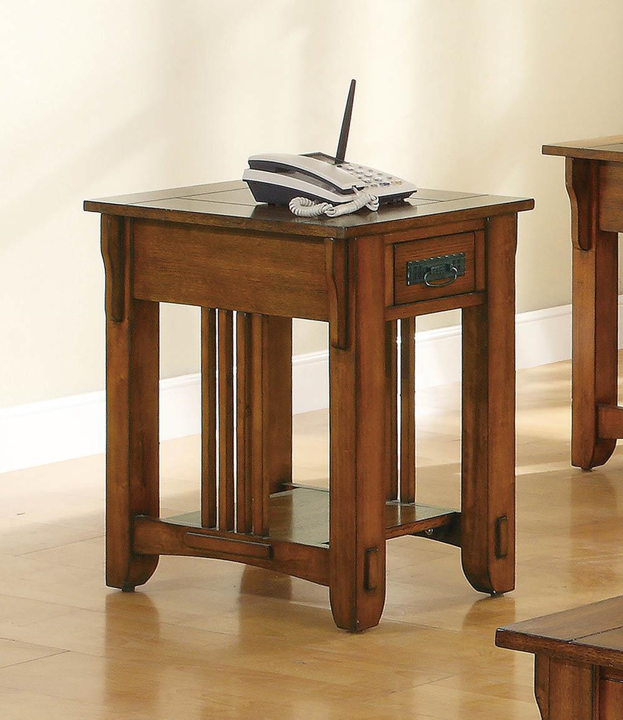 Occasional Traditional Oak Accent Table - Click Image to Close