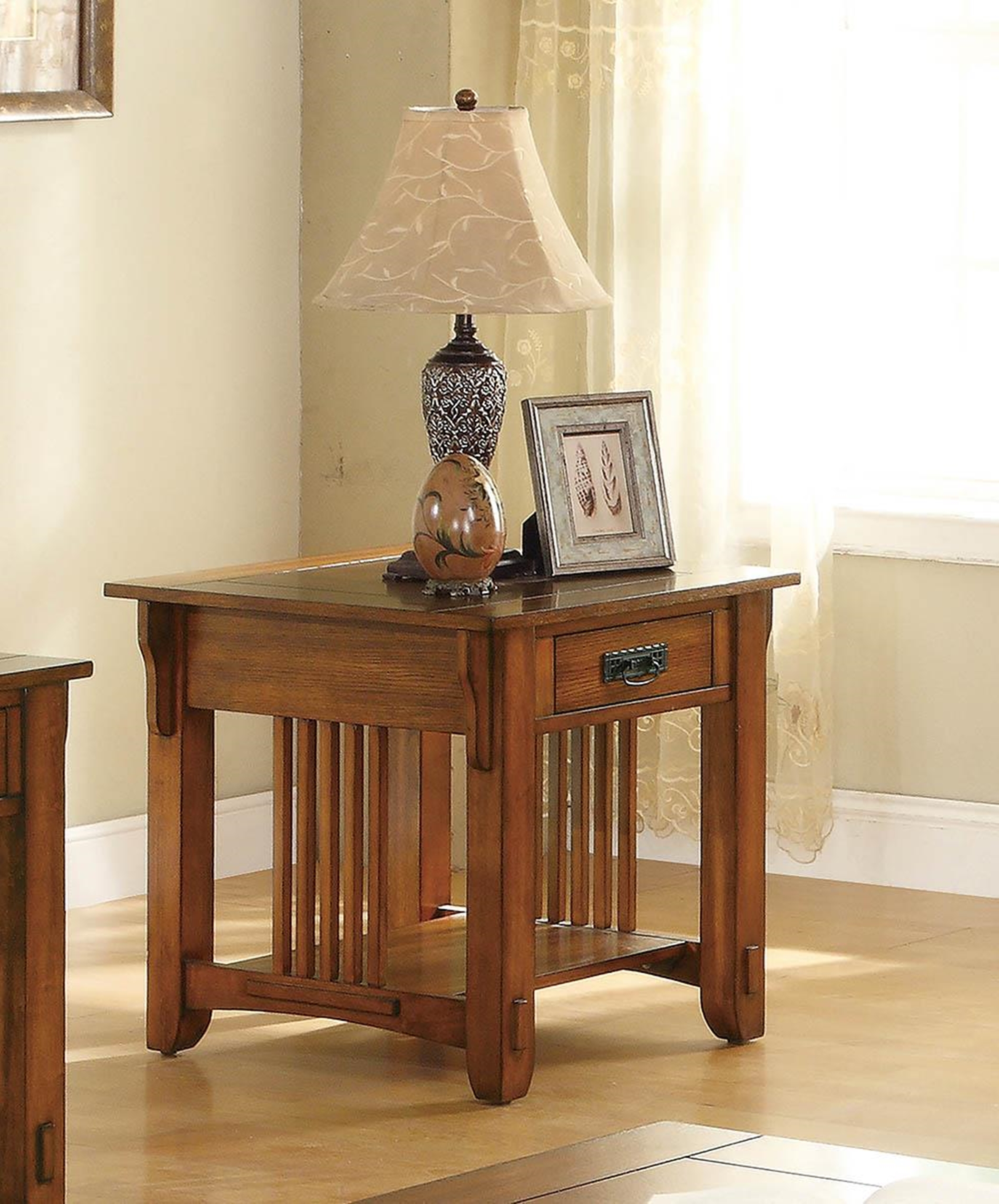 Traditional Oak End Table - Click Image to Close